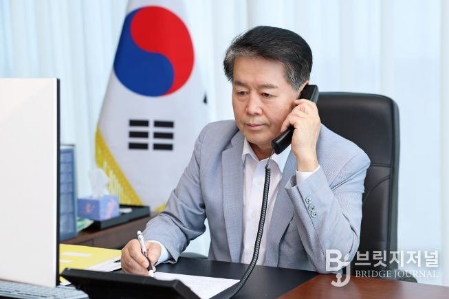 캄보디아 한국인 범죄피해 관련 정명규 재캄보디아한인회장과 통화하는 김경협 재외동포청장