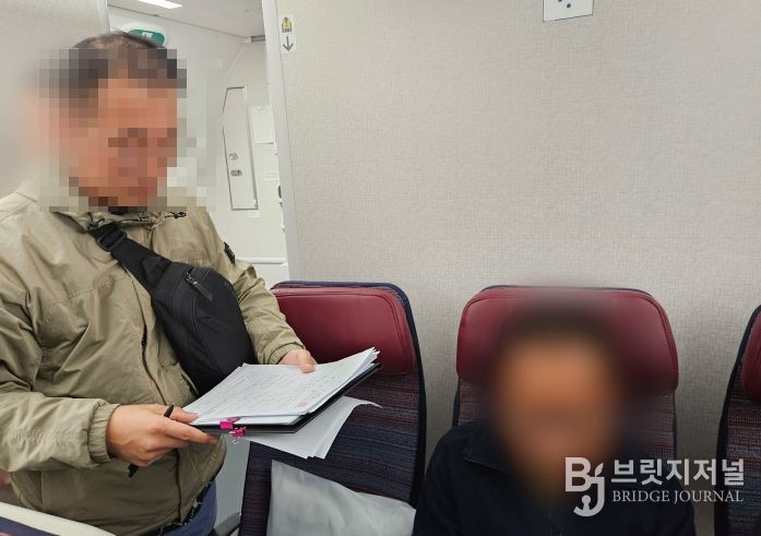 올해 4월 옥계항 최대 규모 코카인 밀반입 국외 도피사범에 대하여 동해지방청 소속 해양경찰관이 체포영장을 집행하고 있다