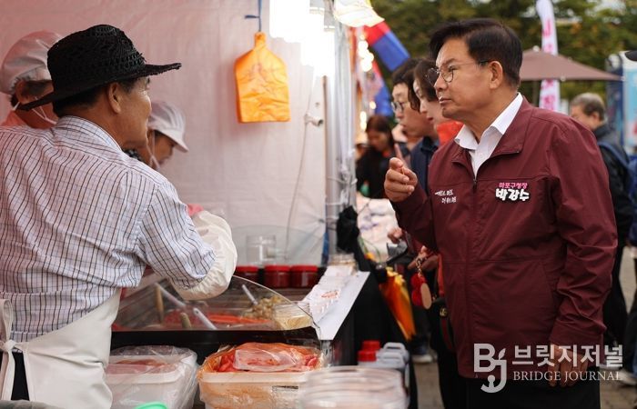 박강수 마포구청장이 새우젓 장터를 둘러보고 있다.