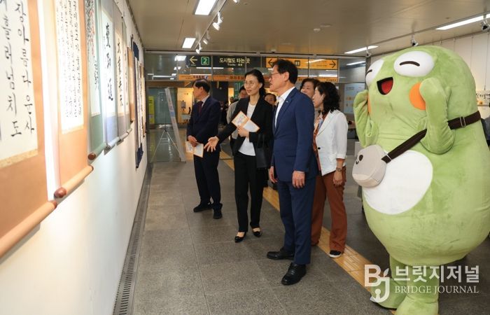 김대권 수성구청장과 뚜비 등 관계자들이 대구 도시철도 2호선 범어역 오픈갤러리 ‘대구아트웨이’에 전시된 작품을 둘러보고 있다.