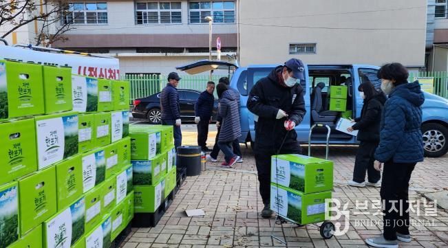 작년에 열린 절임배추 직거래 행사에서 구로구 주민이 절임배추를 받고 있다.