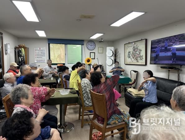 송파구가 경로당 노인을 대상으로 실시하는 ‘찾아가는 안전교육’ 모습