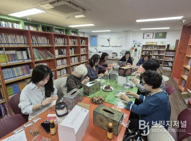 수원시 팔달구 우만2동 새마을문고회, 지역주민과 함께하는 '비즈 티슈케이스 만들기' 진행