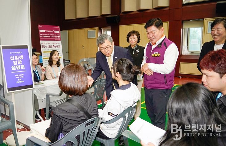 이필형 동대문구청장과 정근식 서울특별시교육감이 '동대문구 고교 진학정보 박람회'를 찾은 학생과 학부모를 격려하고 있다.