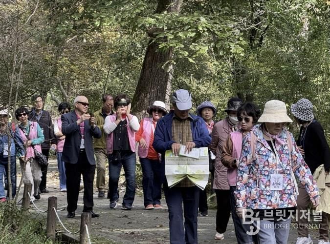 도봉구 쌍문4동 지역 어르신들이 포천 국립수목원을 걷고 있다.