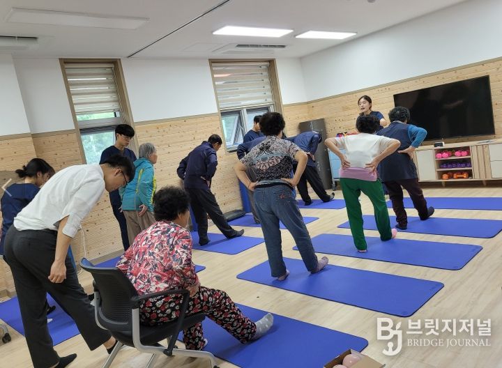금산군치매안심센터 중부대 물리치료학과 협력 물리치료 모습