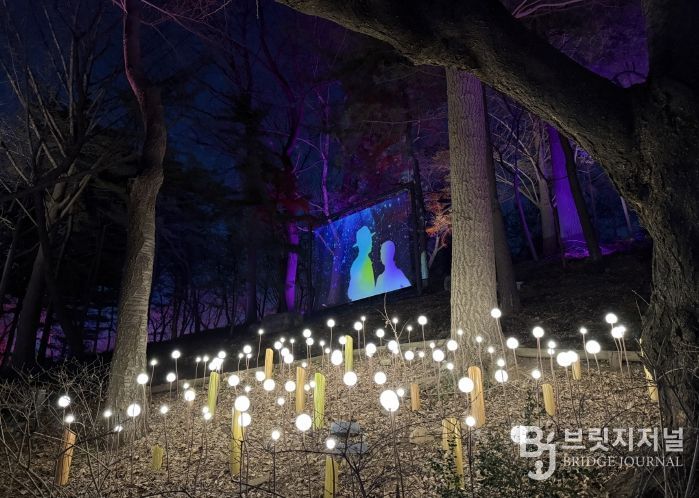 자유공원 산책로 홀로그램