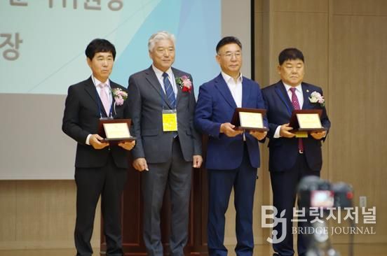 제물포고 부설 방송통신고 개교 50주년 감사패를 수상한 박창호 의원(우측 첫 번째)