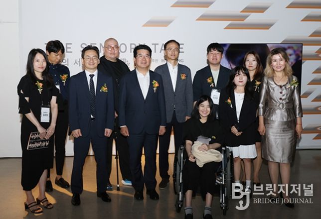서울창작예술센터 장애예술기획전 <감각의 서사> 주요 참석자 (우측 아이수루 시의원)