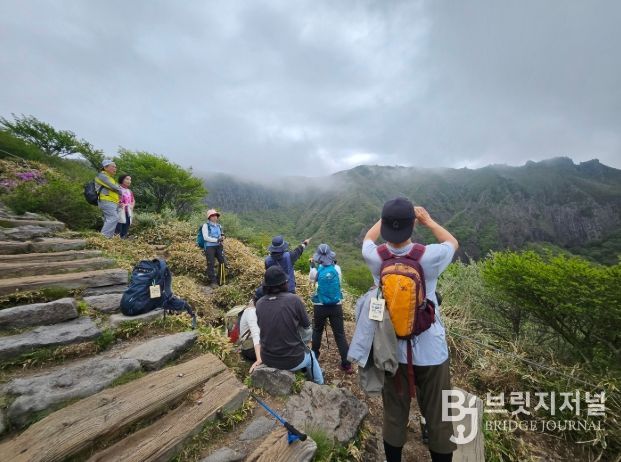 한라산 영실 가을빛 탐방객 부른다