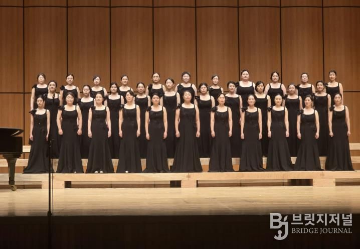 도봉구립여성합창단이 제41회 춘천전국합창대회‘에서 합창 무대를 선보이고 있다