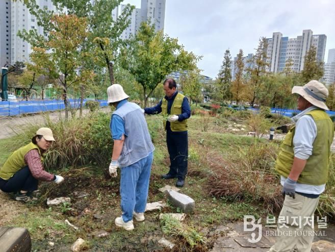 천안시 시민정원사들이 정원관리 봉사활동을 진행하고 있다.