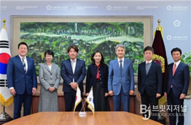 도쿄도의회 방문단과 기념 촬영하는 최호정 의장(가운데)