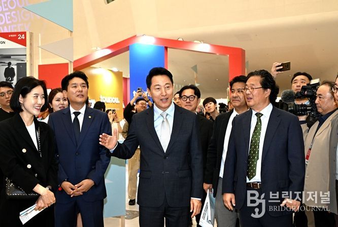 오세훈 서울시장이 15일 동대문디자인플라자(DDP)에서 열린 서울디자인위크 참석해 DDP디자인페어전시 부스를 관람하고 있다.