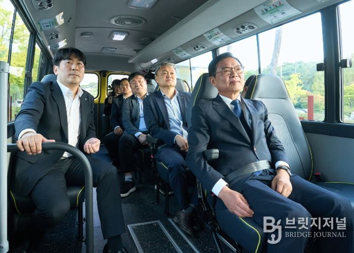 22일 김석필 천안시장 권한대행 부시장 등이 자율주행버스에 탑승해 시승 체험을 하고 있다.