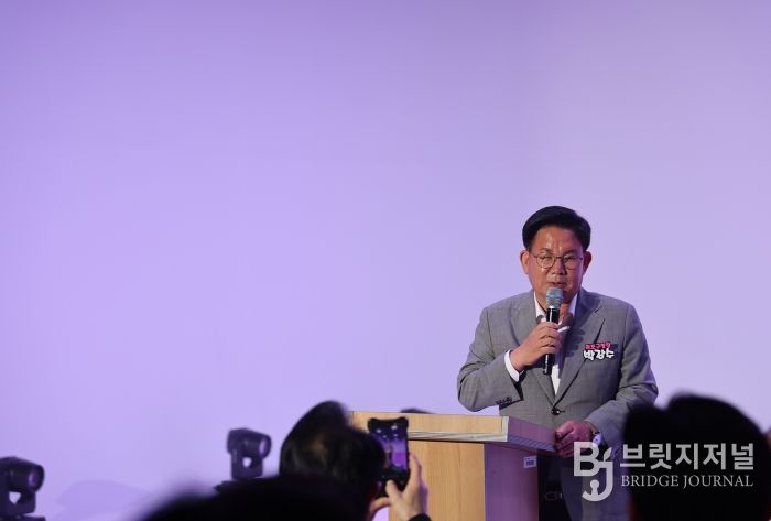 서울디자인고 글로벌 디자인 페스타 패션쇼에 참석한 박강수 마포구청장