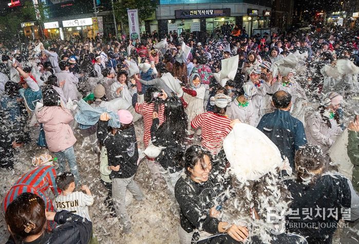 동대문페스티벌 '창작집단 움스'의 '컬러풀 파자마 뭅뭅 - 이제는 자야 할 시간' 프로그램을 즐기는 시민들