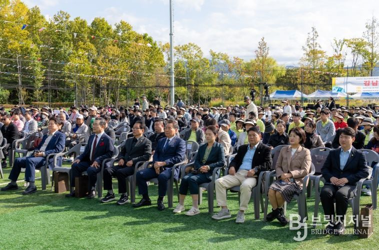 행사에 참여한 강남구의회 의원들(첫 번째 줄 좌측에서 1번째 이호귀 의장,3번째 복진경 부의장)