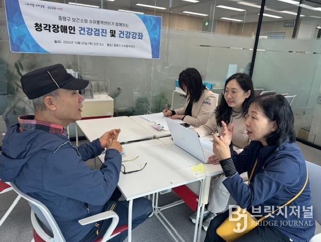 수어통역을 통한 건강검진 상담 모습