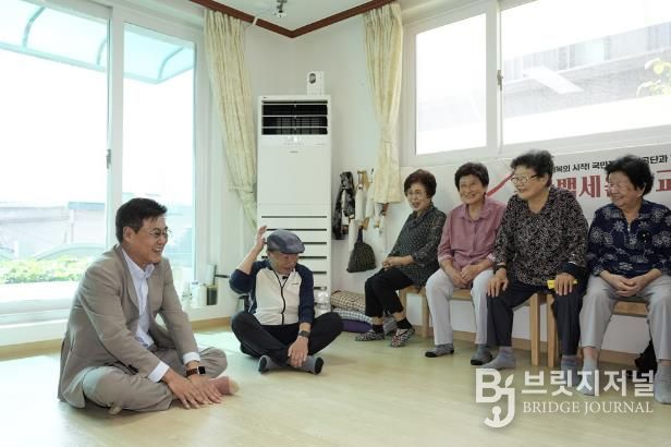 추석연휴를 앞두고 이화경로당를 찾은 정문헌 구청장의 모습