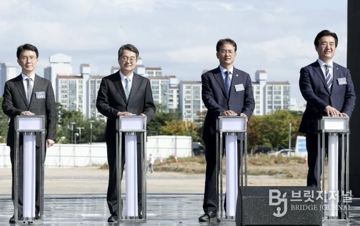 킨텍스 제3전시장 착공식에서 착공 퍼포먼스중인 내빈들