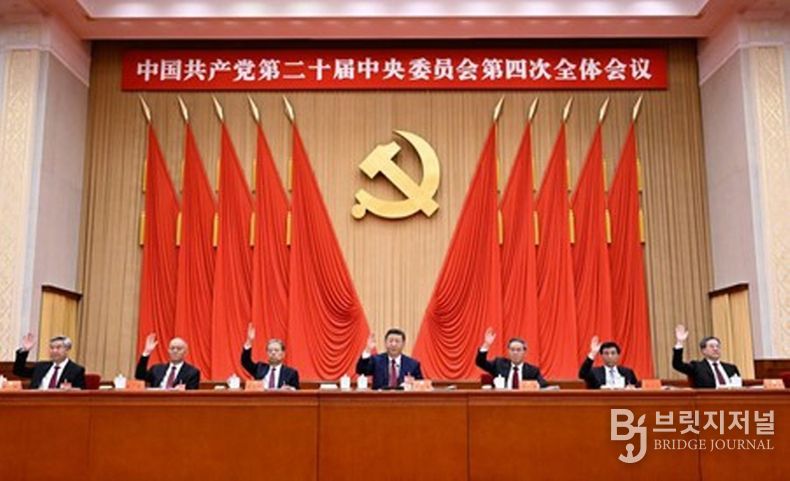 시진핑, 리창(李强), 자오러지(趙樂際), 왕후닝(王滬寧), 차이치(蔡奇), 딩쉐샹(丁薛祥), 리시(李希) 등이 주석대에 착석했다. (사진/신화통신)