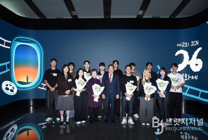 23일 인천공항 제2여객터미널 강동석관에서 진행된  ‘제2회 ICN 26(아이씨엔 이륙) 영화제 시상식’에서 인천국제공항공사 이학재 사장(사진 앞줄 왼쪽에서 네 번째) 및 수상자들이 기념촬영을 하고 있다.