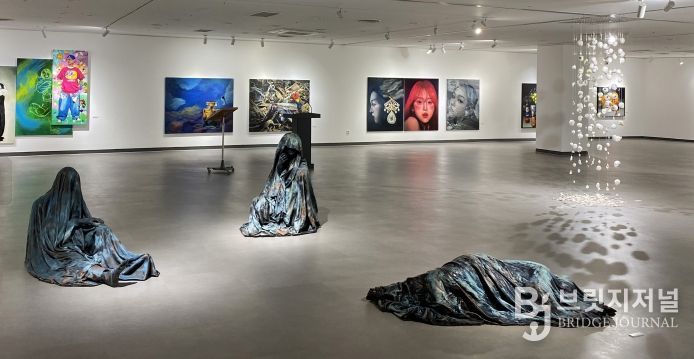 경상국립대학교(GNU) 사범대학 미술교육과는 10월 23일부터 28일까지 경남문화예술회관 제1전시실에서 제42회 경상국립대학교 사범대학 미술교육과 졸업작품전을 개최한다.