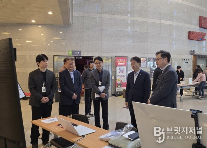 공인중개사 연수교육장에서 디지털지도 플랫폼에 대해 설명을 듣고 있는 이동환 고양특례시장