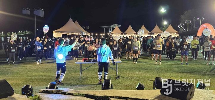 지난 24일 삼문동 밀양강변 일원에서 열린 제2회 나이트런 인 밀양 행사 참가자들이 본격적인 달리기에 앞서 준비운동을 하며 몸을 풀고 있다.