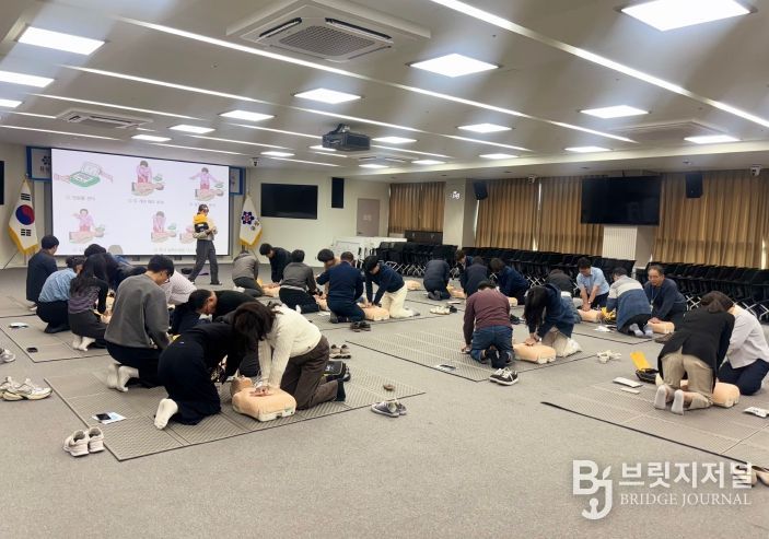 구청 대회의실에서 진행되는 응급처치 교육