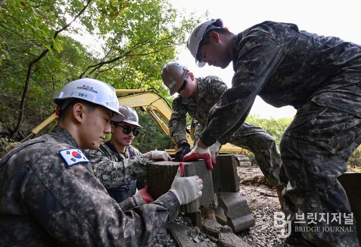 한·미 해군 공병 힘 합쳐, 참전용사 거주지역 노인회관 보수