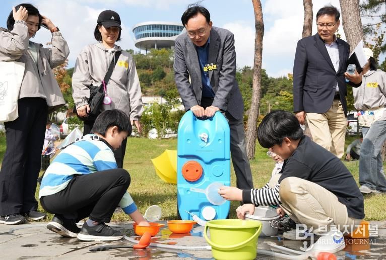 윤병태 나주시장이 빛가람동 호수공원에서 열린 ‘플레이데이’ 행사에 참석해 어린이들의 활동 모습을 지켜보고 있다.