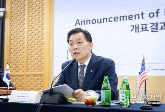 WTA 제7대 회장으로 선출된 이재준 수원시장이 총회에서 발언하고 있다.