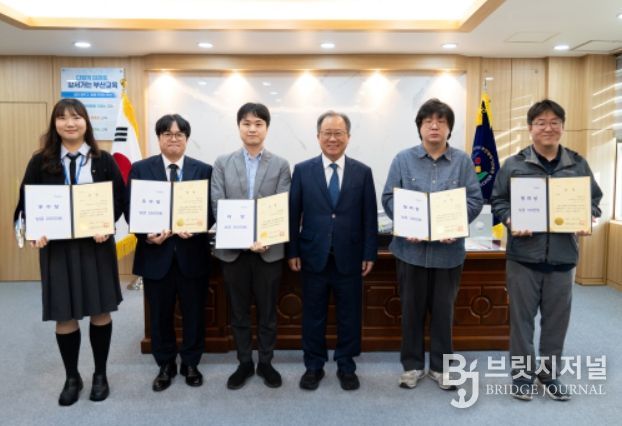 ‘업무 자동화 프로그램 개발대회’ 우수작 시상식(맨 왼쪽부터 인성체육급식과 박경령 주무관, 총무과 홍민기 주무관, 부산사대부고 권보성 교사, 김석준 교육감, 동명초 신욱재 주무관, 동래고 임병율 교사)