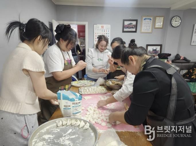 다문화이주여성협회 '정만천하' 수원시 장안구 정자2동 경로당서 사랑의 점심 봉사