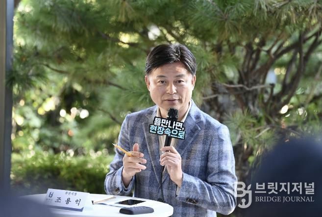 조용익 부천시장이 27일, 고라개공원에서 열린 ‘틈만나면, 현장속으로’ 에서 레미콘 공장 일대 환경오염 최소화를 위해 주민 및 업체 관계자와 의견을 나누고 있다.