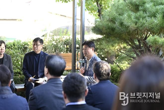 조용익 부천시장(왼쪽에서 세번째)이 27일, 고라개공원에서 열린 ‘틈만나면, 현장속으로’ 에서 레미콘 공장 일대 환경오염 최소화를 위해 주민 및 업체 관계자와 의견을 나누고 있다