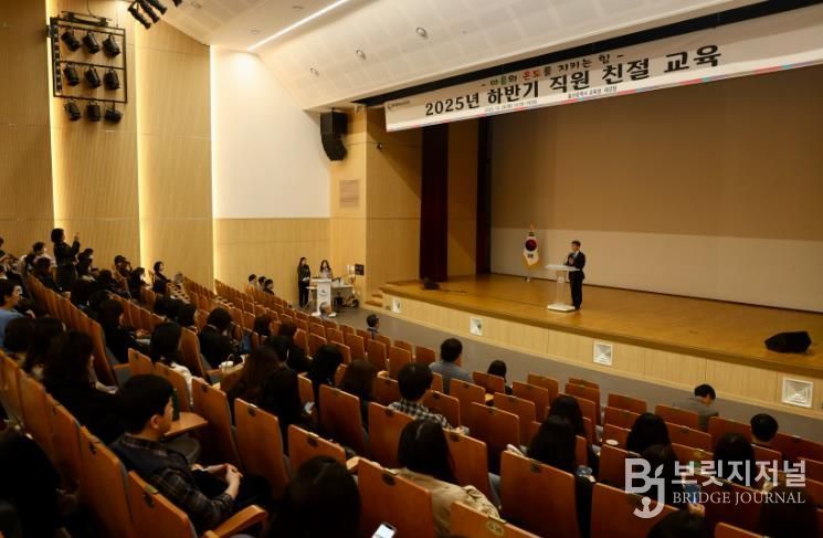 천창수 울산시교육감이 28일 대강당에서 열린 '하반기 직원 친절 교육'에서 참석자들에게 인사말을 하고있다