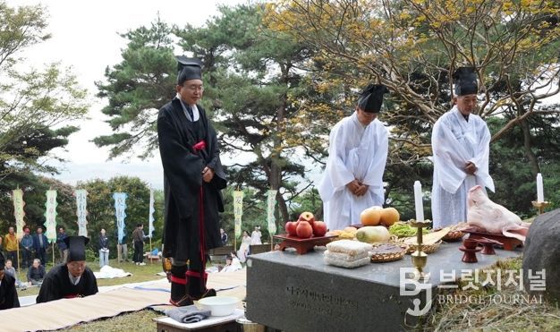 윤병태 나주시장이 지난 25일 전남 나주시 반남면 자미산 고분군 일원에서 ‘자미산 천제‧고분제’를 봉행하고 있다.