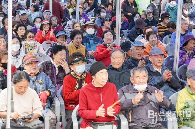 포항시는 지난 24일 학산종합사회복지관에서 지역주민과 함께하는 ‘제20회 한마음대잔치’를 개최했다.