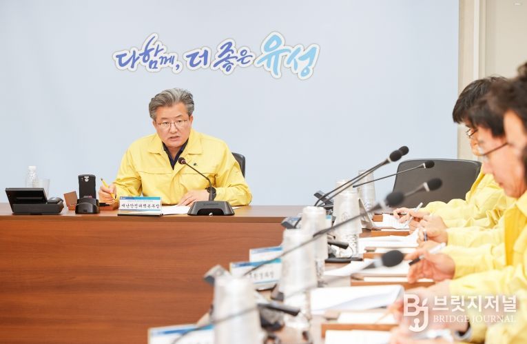 28일 진행된 '2025 재난대응 안전한국훈련'에서 정용래 유성구청장이 토론 훈련을 진행하고 있다.