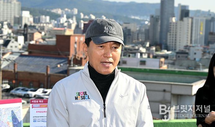 28일 구로구 가리봉2구역을 찾은 오세훈 서울시장이 신속통합기획 재개발 지원방향을 설명하고 있다.