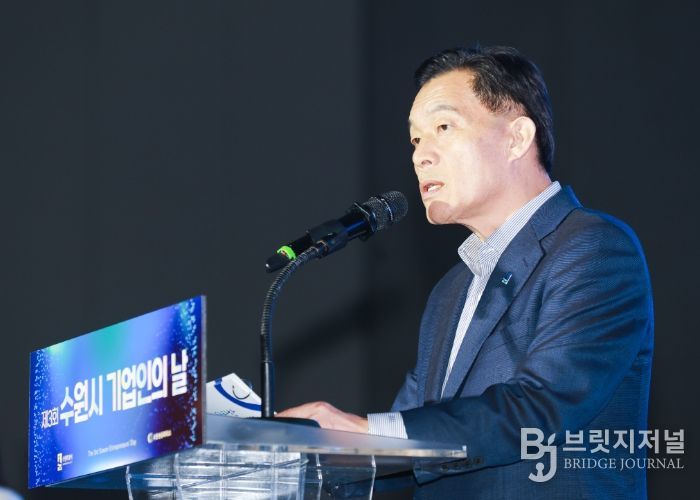 이재준 수원시장이 환영사를 하고 있다.