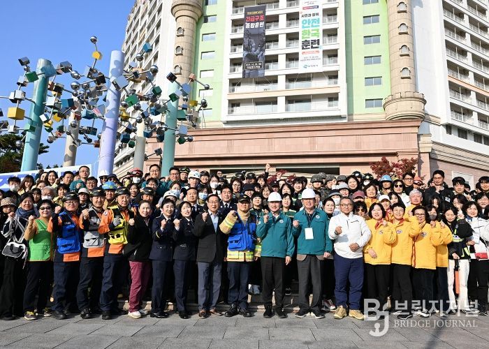 김동근 시장이 10월 28일 ‘2025년 재난대응 안전한국훈련’ 참여자들과 함께 기념사진을 찍고 있다.