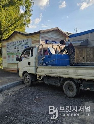 농업인이 BM활성수를 용기에 공급받고 있는 모습