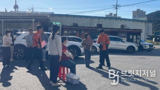 부상자 처치 및 소방서 훈련교관에게 훈련 강평을 듣고 있는 모습.