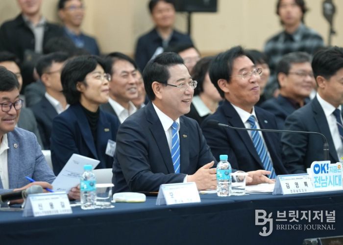 김영록 전라남도지사가 28일 함평 어울림커뮤니티센터에서 열린 ‘함평군 정책비전 투어’행사에 참석해 인사말을 하고 있다.