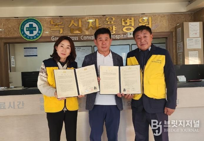 업무협약 후 기념촬영 모습