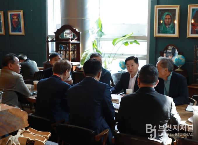 인천항만공사 이경규 사장이 OKTA 임원진들과 인천항 수출 관련 협의를 하고 있다